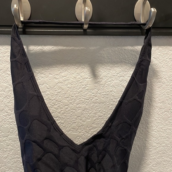 Mono B Low cut halter womens one piece bathing suit black textured Sz Medium☀️ - Picture 2 of 5